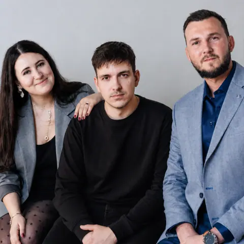 Zespół digital grow – trzy osoby w studiu, portret grupowy