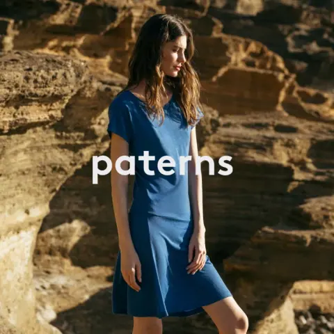 Kobieta w niebieskiej sukience merino paterns – miniaturka realizacji sklepu